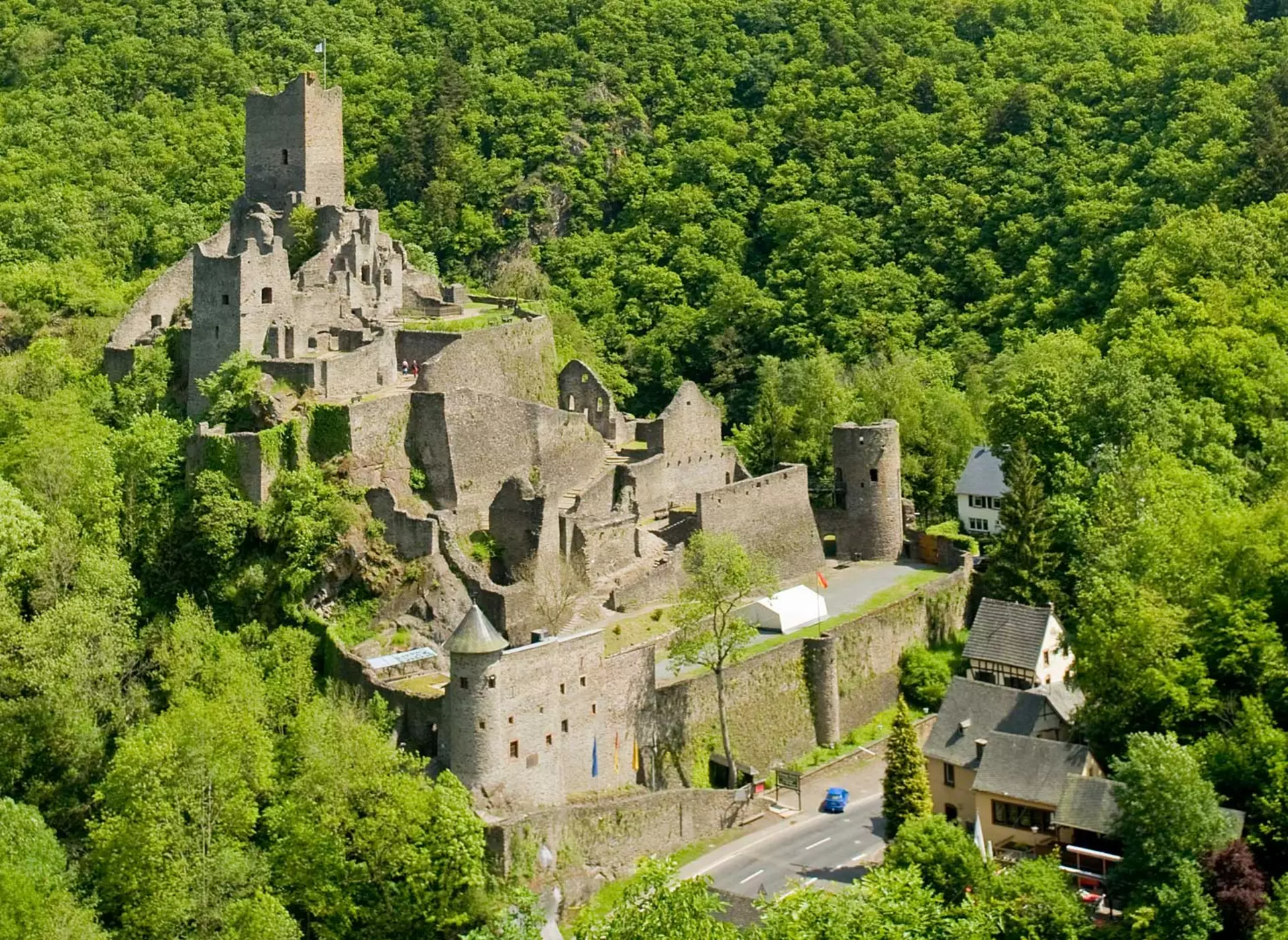 im Urlaub in der Eifel die Manderscheider, die Ruinen zweier Burgen nahe der Eifelstadt Manderscheid, besuchen