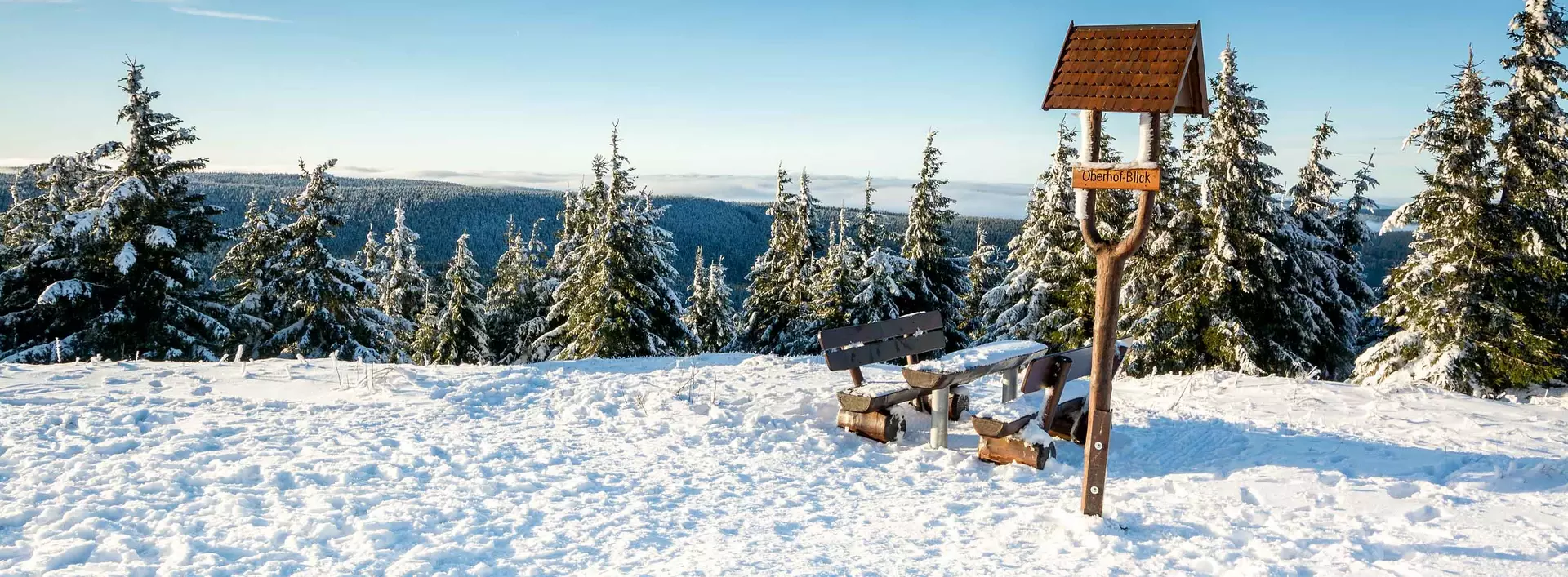 Winterurlaub in Thüringen verbringen und auf dem Schneekopf den Ausblick auf Oberhof genießen