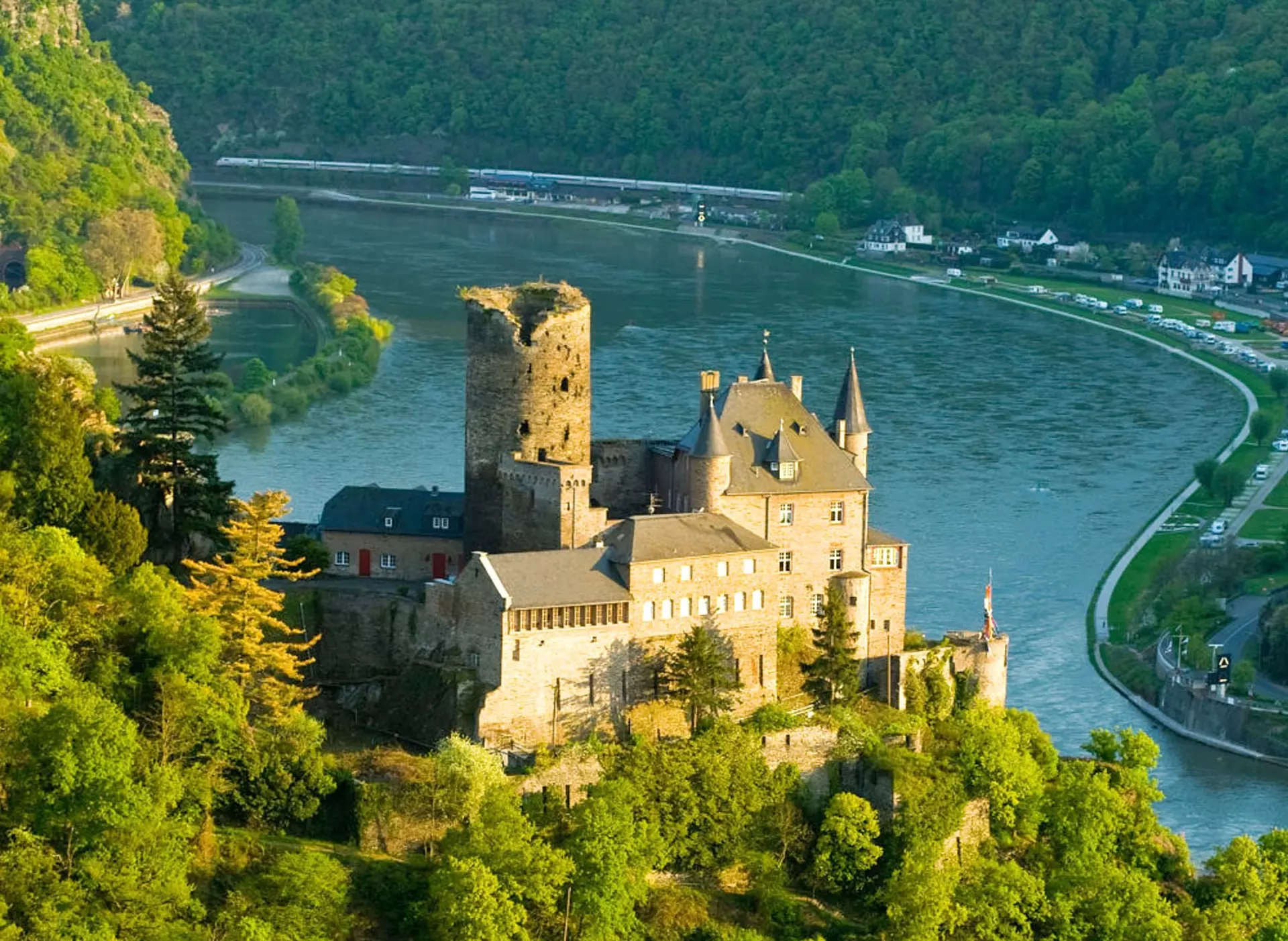 im Urlaub auf dem Weingut am Mittelrhein auf dem Rheinsteig zur Burg Katz wandern und den Ausblick genießen