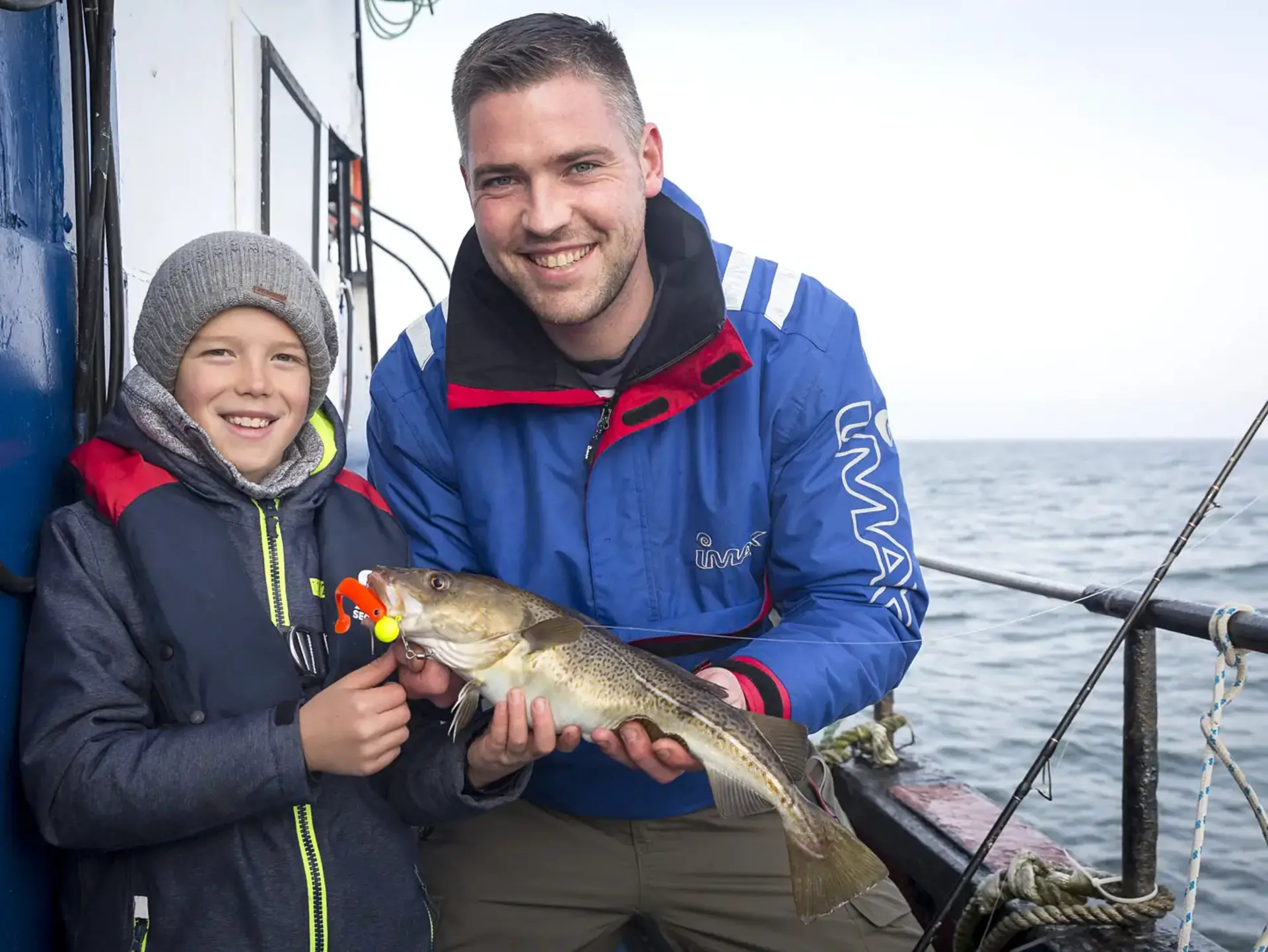 Angeln auf der Ostsee – Urlaub auf dem Bauernhof an der Küste - © Tourismusverband Mecklenburg-Vorpommern e.V., Florian Läufer Angelboot fährt zum Angeln auf der Ostsee während eines Urlaubs auf dem Bauernhof an der Küste.