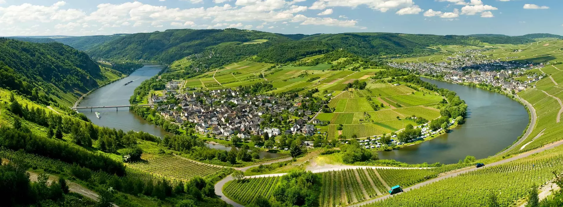 im Urlaub auf dem Weingut an der Mosel den Blick auf die Moselschleife bei Kröv genießen