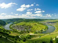 im Urlaub auf dem Weingut an der Mosel den Blick auf die Moselschleife bei Kröv genießen