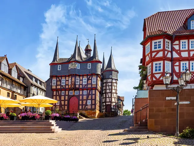 Historisches Fachwerkrathaus am Untermarkt in Frankenberg (Eder) mit weiteren Fachwerkhäusern und gepflastertem Marktplatz.