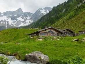 Urlaub in der Berghütte - © AdobeStock.com, by paul Urlaub in der Alm- oder Berghütte in den Alpen, im Schwarzwald oder im Harz.