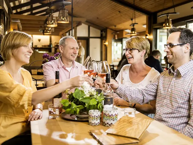 Einkehr in eine Besenwirtschaft - © Touristikgemeinschaft Heilbronner Land e. V., Jan Bürgermeister im Urlaub auf dem Weingut im Heilbronner Land in einer Besenwirtschaft einkehren