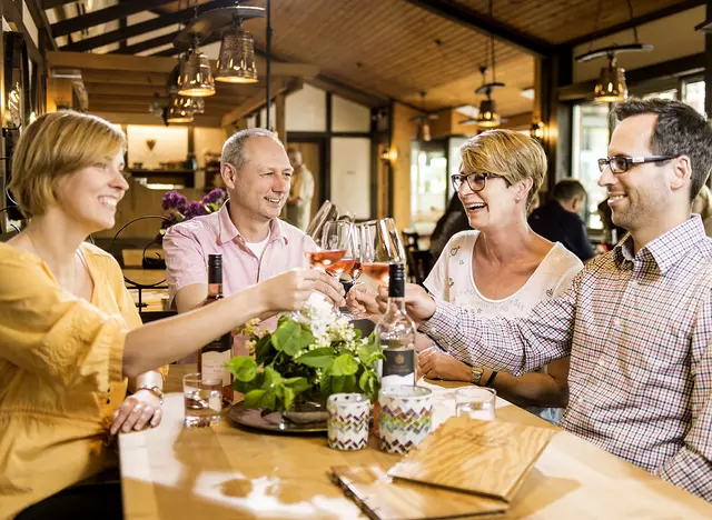 im Urlaub auf dem Weingut im Heilbronner Land in einer Besenwirtschaft einkehren