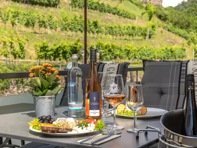Kulinarisches im Weingut & Gutsschänke Sennerhof auf der Terrasse genießen