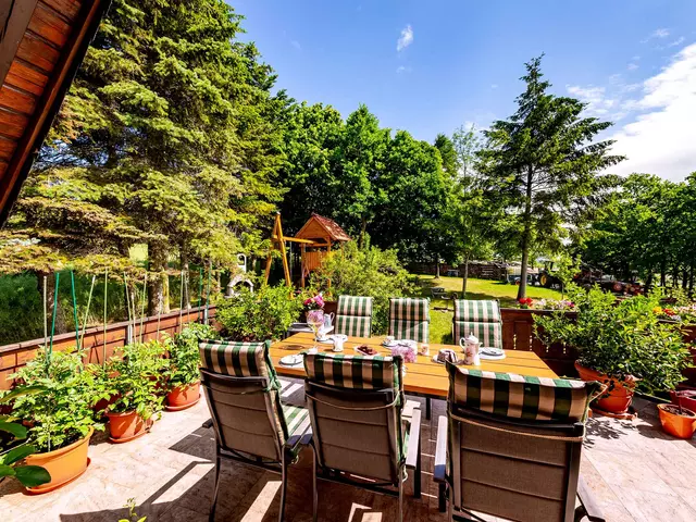 eine ferienwohnung mit Terrasse und Garten buchen