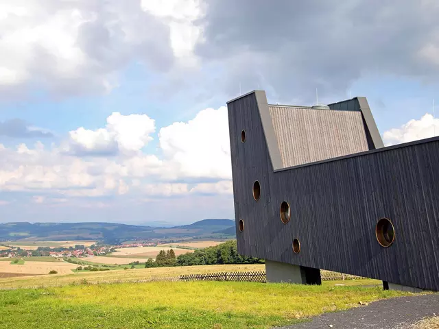 Die „Arche Rhön“ ist ein modernes schiffförmiges Bauwerk in der „Erlebniswelt Rhönwald“ und soll spielerisch Wissen über die Rhön und regionales Handwerk vermitten.