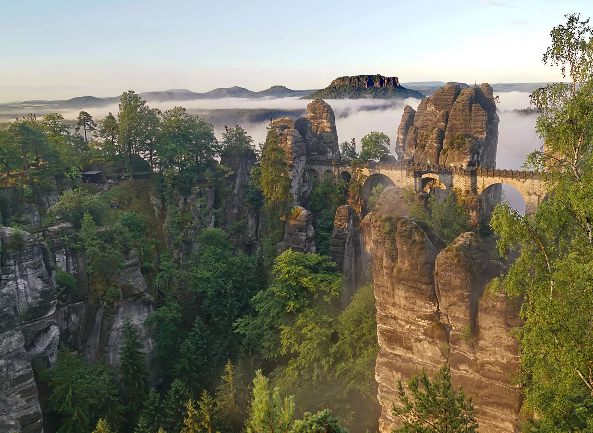 Der Blick von der Bastei in das Elbtal und auf die Festung Königstein ist ein Höhepunkt des Urlaubs in der Sächsischen Schweiz.