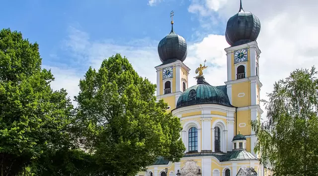 im Bayerischer Wald Urlaub die Benediktinerabtei Kloster Metten bewundern