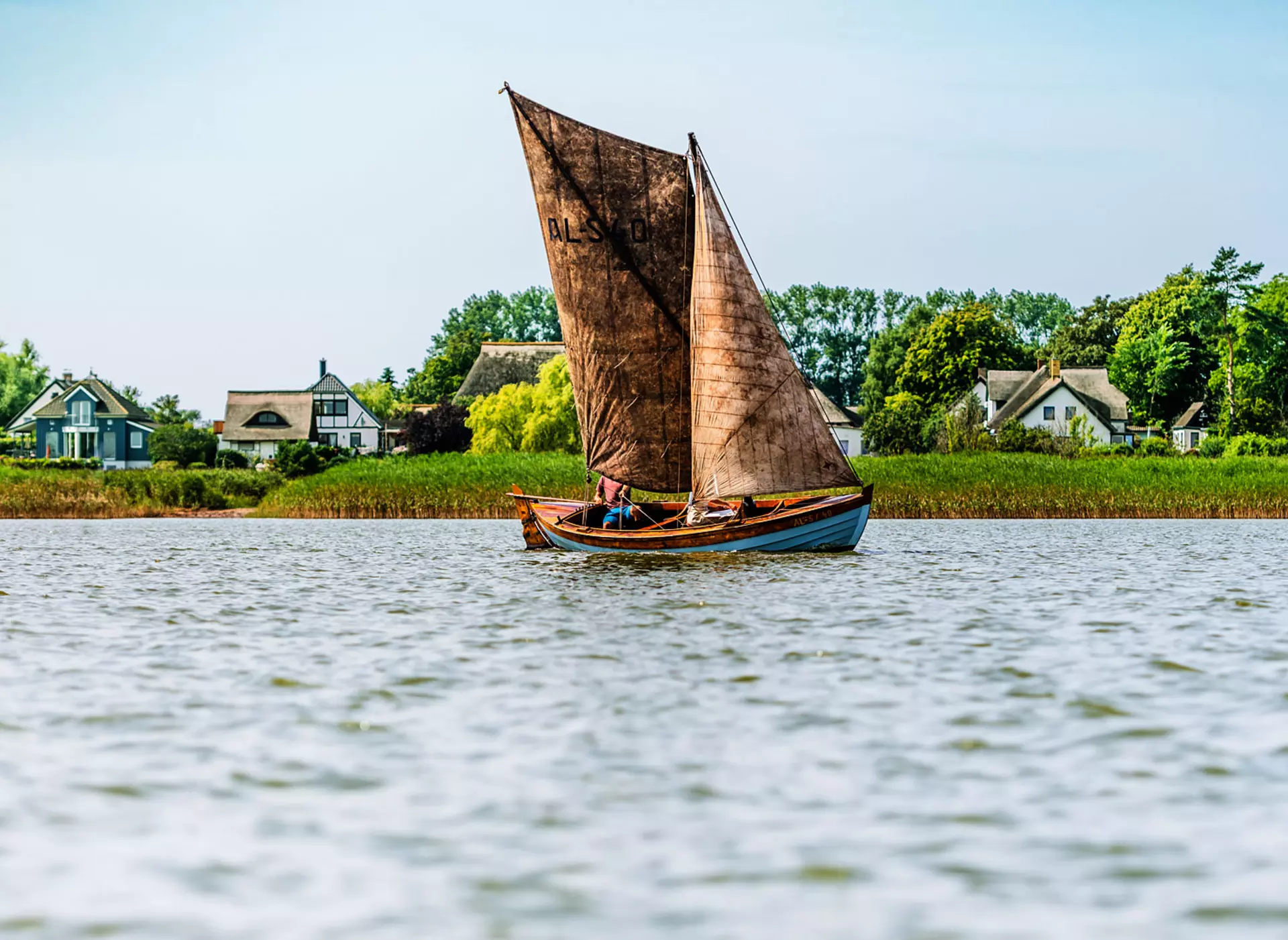 im Urlaub Fischland-Darß-Zingst entdecken und eine Segeltour auf dem Bodden machen