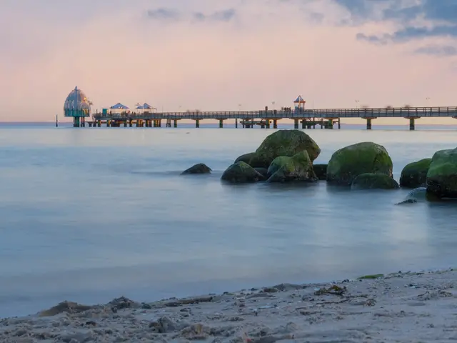 Die Seebrücke in Grömitz erstreckt sich über die Ostsee und ist ein beliebtes Ausflugsziel im Urlaub an der Ostseeküste.