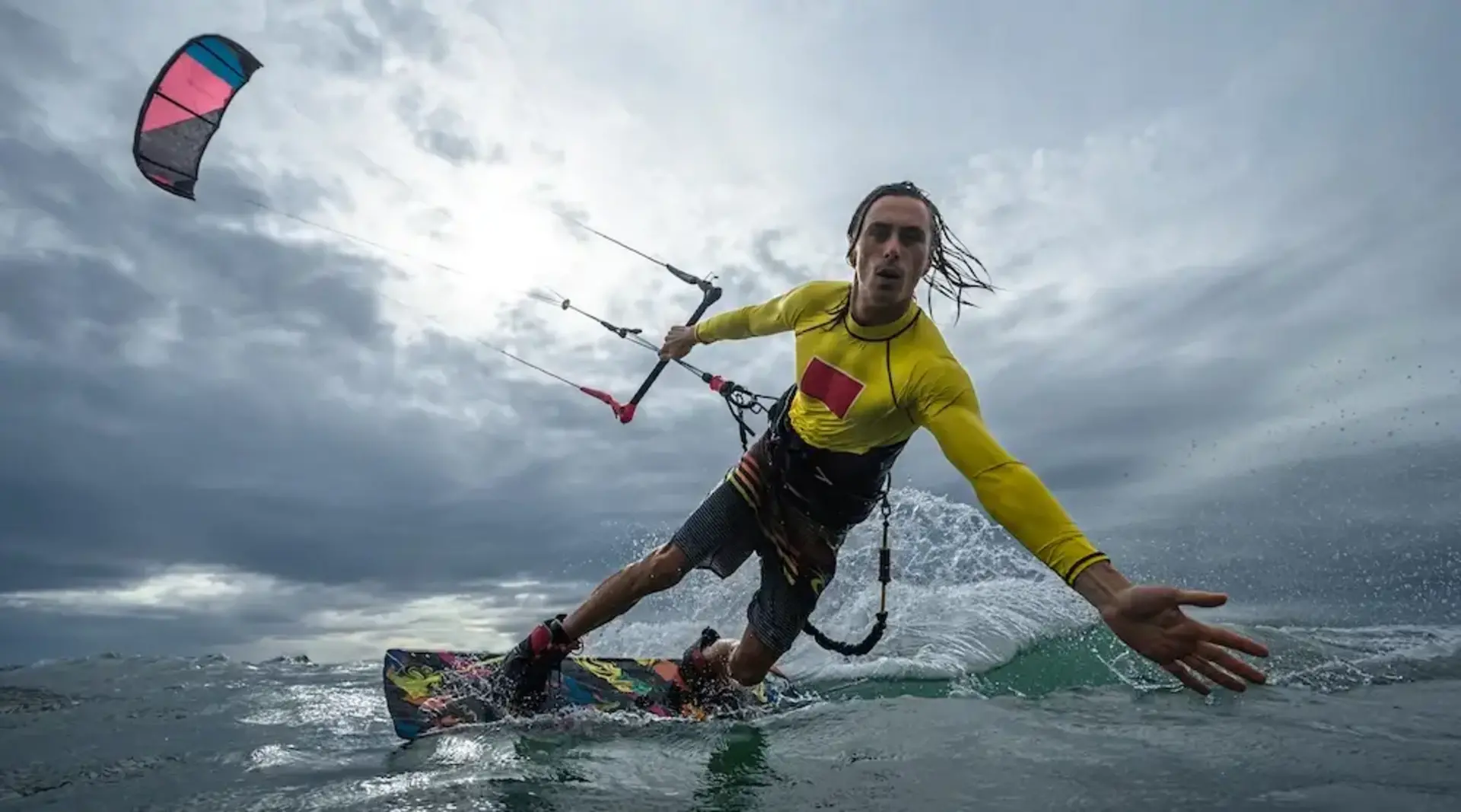 Ein Kitesurfer fährt im Meer vor der Küste von Grömitz an der Ostsee. 