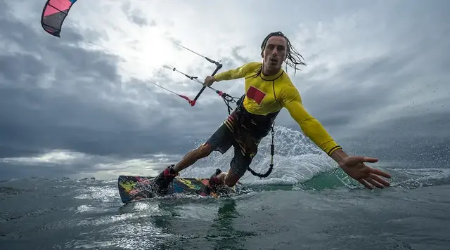 Ein Kitesurfer fährt im Meer vor der Küste von Grömitz an der Ostsee. 