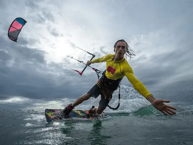 Ein Kitesurfer fährt im Meer vor der Küste von Grömitz an der Ostsee. 