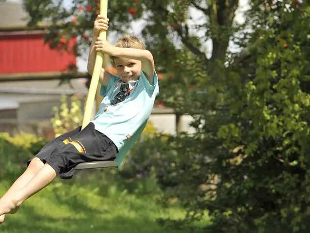 Toben auf dem Spielplatz - © Landsichten.de, Susanne Mölle Auf den Bauernhöfen in Hessen gibt es Spielplätze und viele Spielmöglichkeiten.