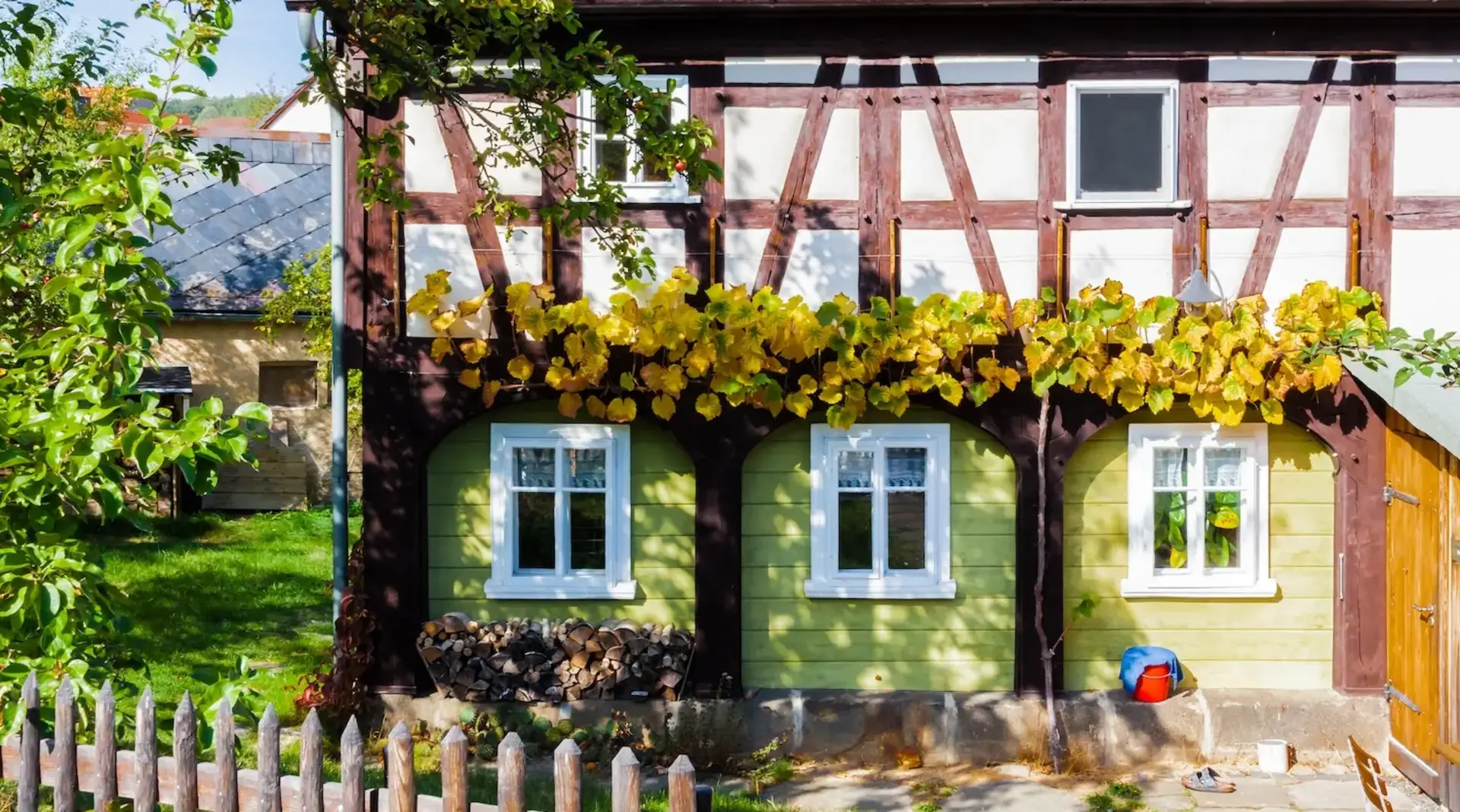 Historisches Umgebindehaus in der Oberlausitz in ländlicher Umgebung mit traditioneller Bauweise