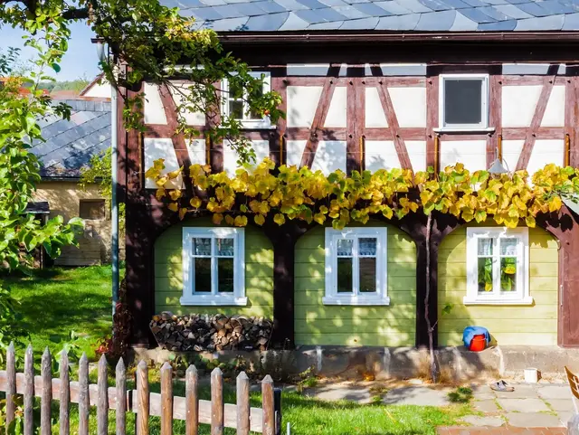 Historisches Umgebindehaus in der Oberlausitz in ländlicher Umgebung mit traditioneller Bauweise