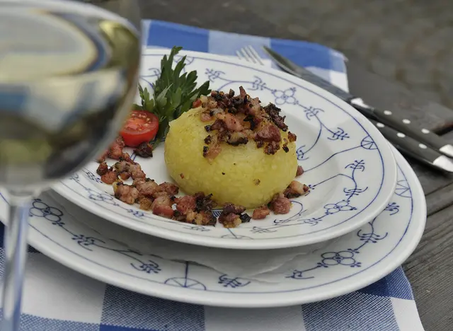 im Urlaub am Weingut in einer Besenwirtschaft einkehren und regionale Spezialitäten genießen