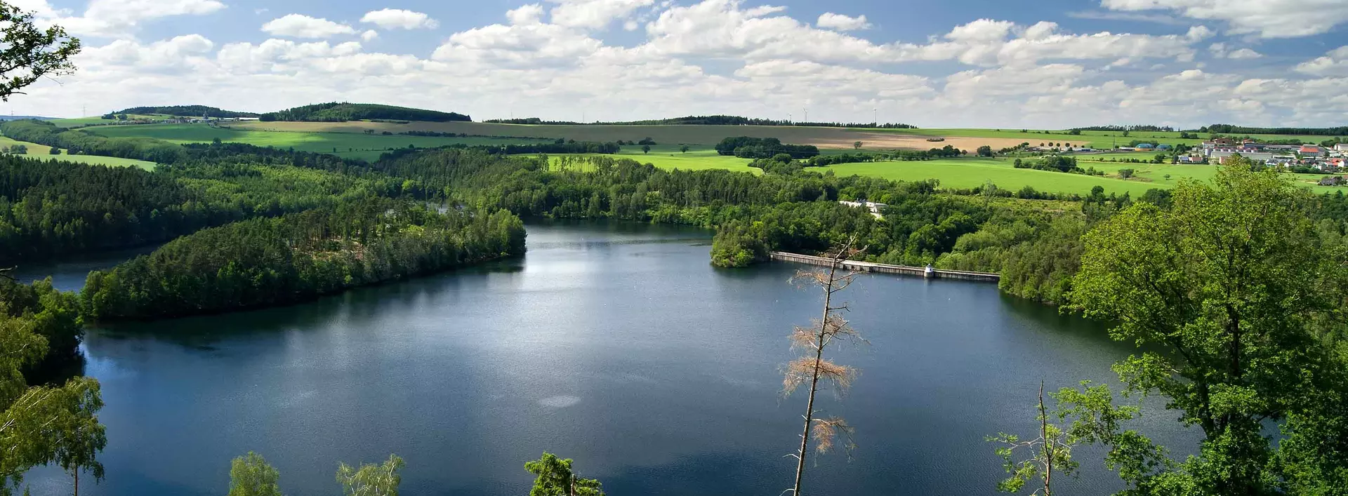 im Urlaub im Vogtland eine Wanderung an der Weidatalsperre unternehmen