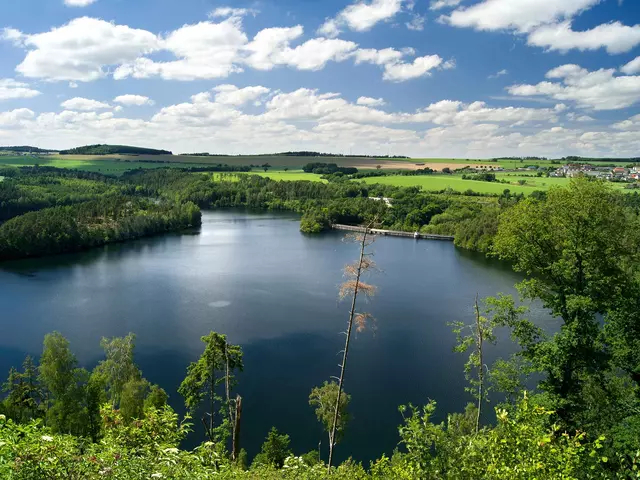 im Urlaub im Vogtland eine Wanderung an der Weidatalsperre unternehmen