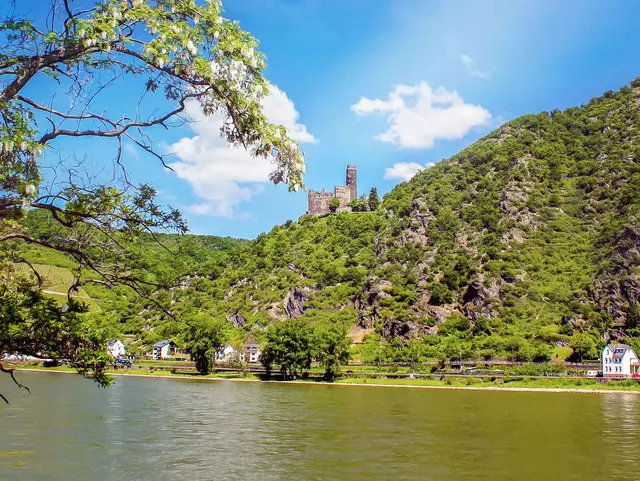 im Urlaub auf dem Bauernhof am Mittelrhein die Burg Maus bestaunen