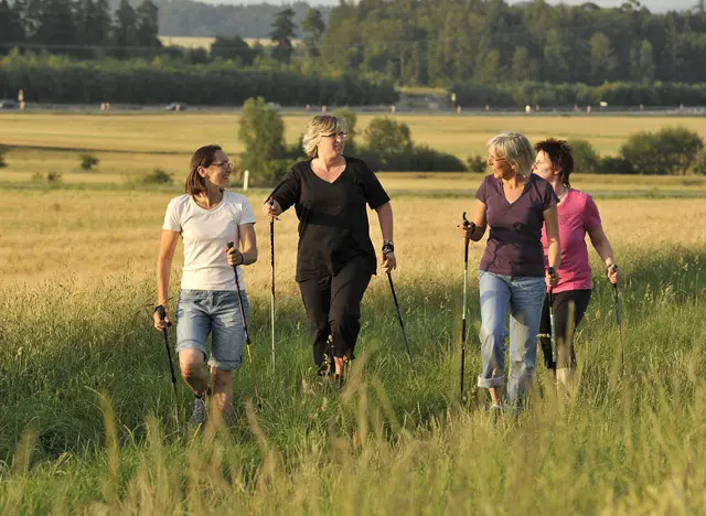 Frauen beim Nordic-Walking im Gesundheitsurlaub auf dem Land