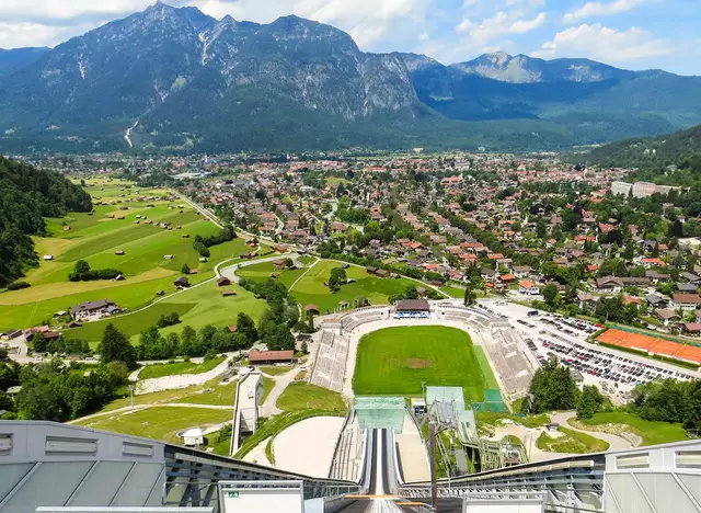 im Urlaub auf dem Bauernhof an der Zugspitze die Olympiaschanze in Garmisch-Partenkirchen bestaunen