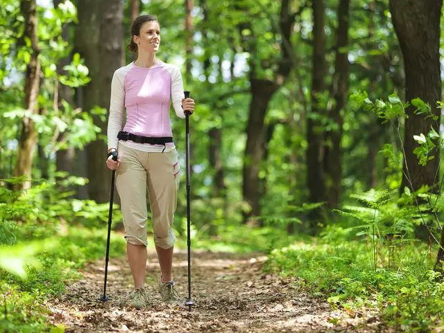 auf dem Gesundheitshof in Thüringen Nordic Walking im Wald erleben