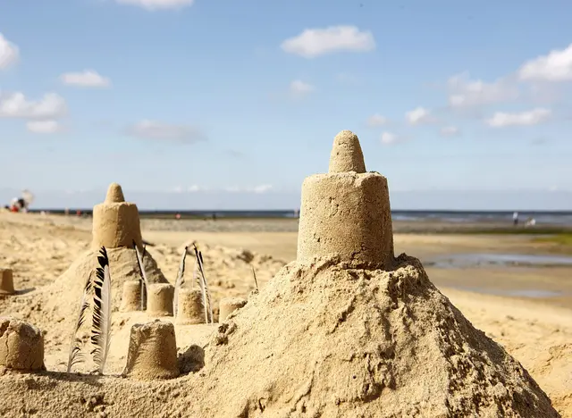Sandburgen am Nordseestrand - © TourismusMarketing Niedersachsen GmbH, Peter Hamel im Urlaub mit Kindern an der Nordsee Sandburgen bauen