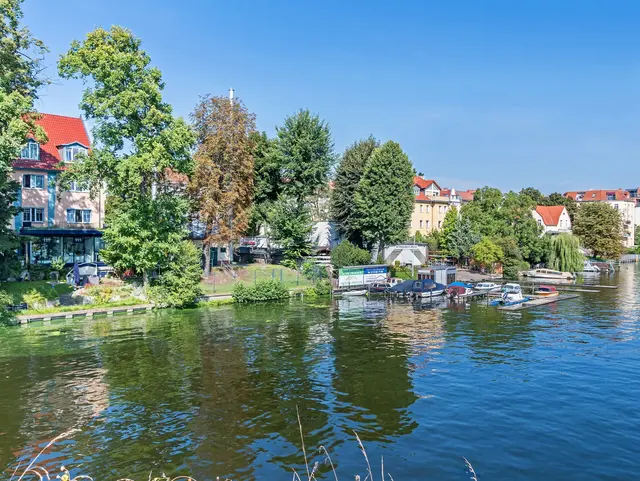 Dahme Fluss in Berlin mit Bootsanlegestelle 