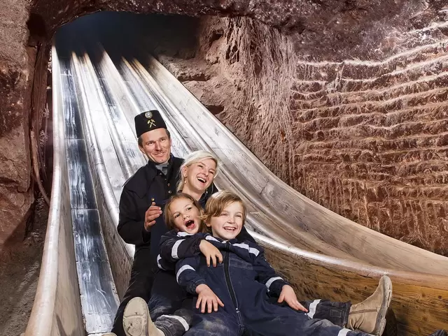 im Urlaub auf dem Bauernhof in Oberbayern das Salzbergwerk Berchtesgaden besuchen und auf der Bergmannsrutsche in den Berg rutschen