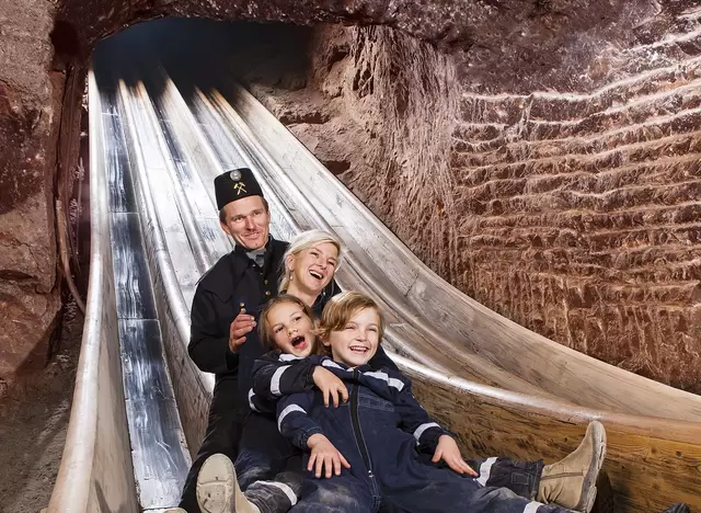 im Urlaub auf dem Bauernhof in Oberbayern das Salzbergwerk Berchtesgaden besuchen und auf der Bergmannsrutsche in den Berg rutschen