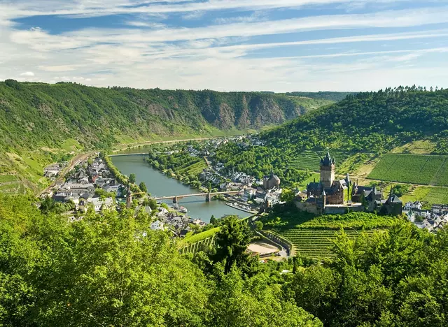 im Urlaub an der Mosel einen Ausflug zur Reichsburg nach Cochem machen und durch die Stadt spazieren