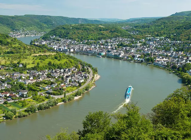im Urlaub auf dem Weingut am Rhein den ausblick auf die Rheinschleife bei Boppard genießen