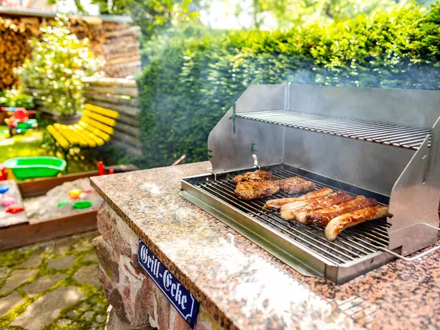 im Urlaub in der Ferienwohnung mit Garten einen Grillabend machen