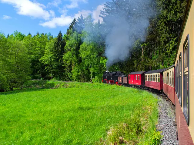 Bei einem Urlaub im Harz kann man mit der Harzer Schmalspurbahn von Nordhausen auf den Brocken fahren.