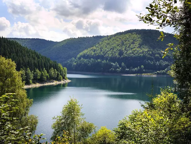 im Urlaub im Thüringer Wald eine Wanderung zur Talsperre Schönbrunn machen