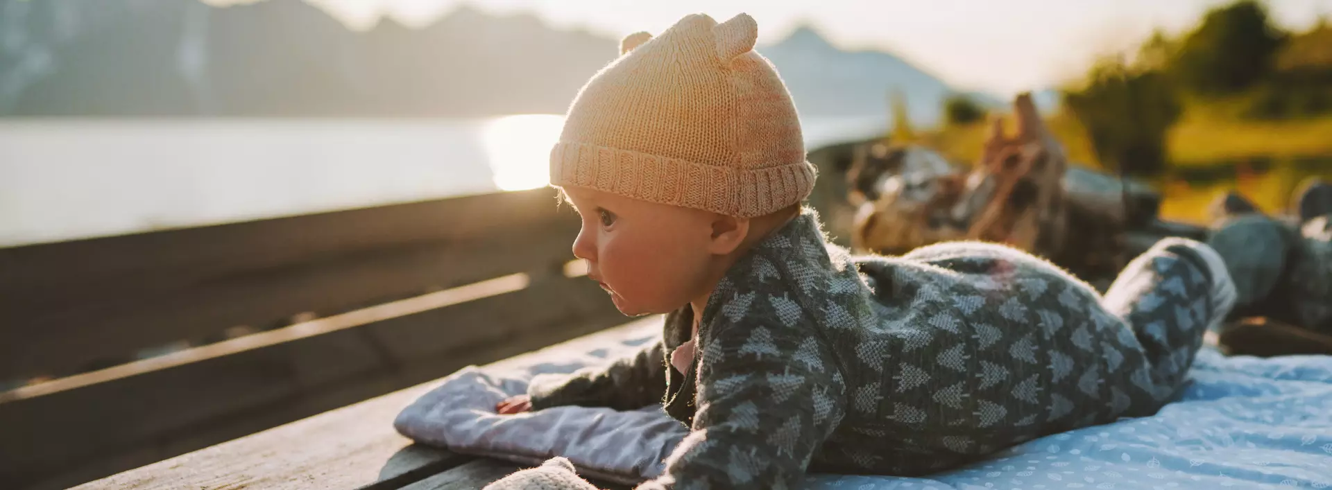 Baby mit Ausblick auf den See