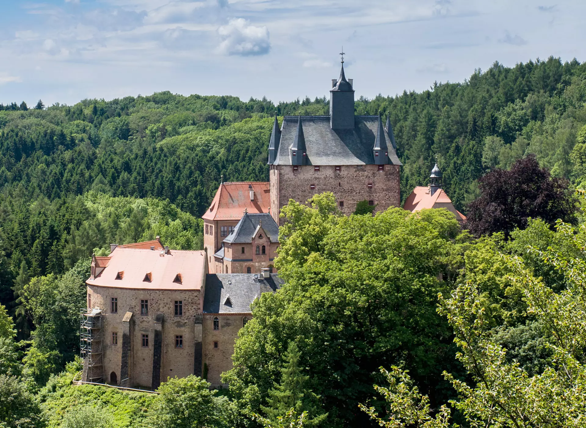 Burg Kriebstein - © www.pixabay.com, Bei einem Urlaub im Sächsischen Burgenland sollte man die Burg Kriebstein im Zschopautal besichtigen.