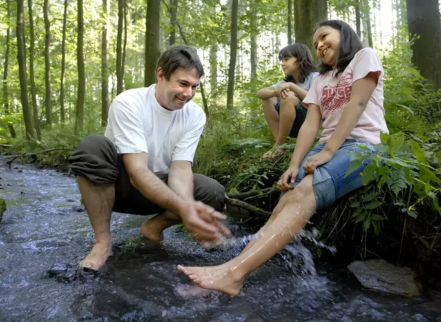 im Urlaub auf dem Kneipp Ferienhof eine Erfrischung im Bach erleben