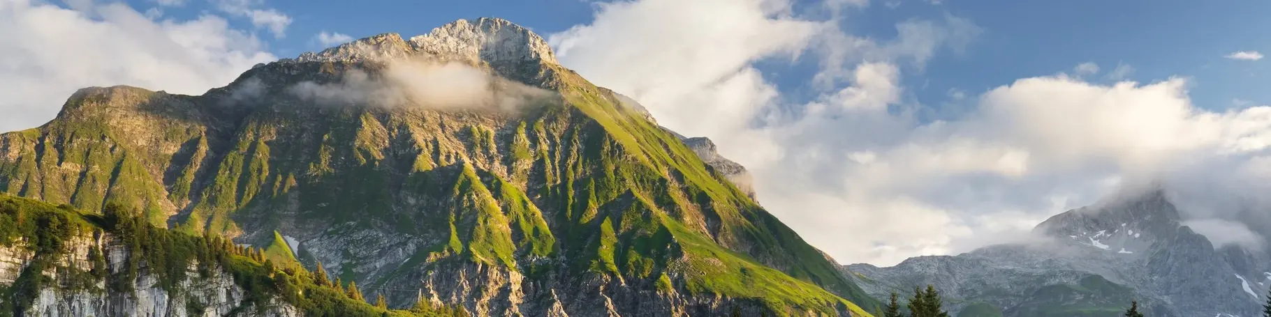 Gemütliche Holzhütte vor der imposanten Juppenspitze im Lechquellengebirge, Vorarlberg, Österreich – alpine Idylle inmitten der Natur.