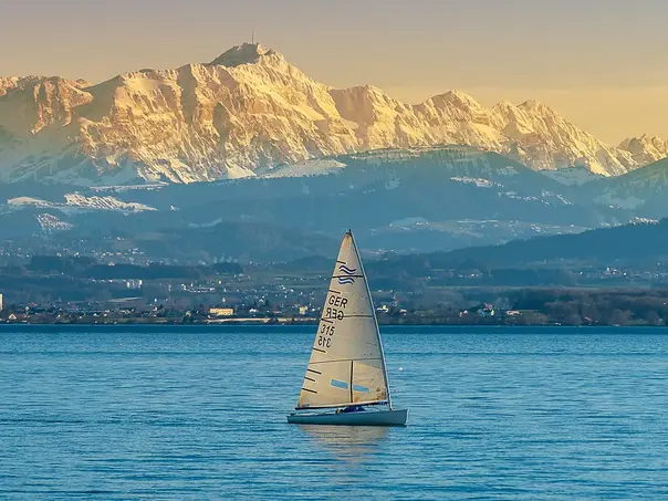 Bodensee und Alpenpanorama - © Pixabay.com, Lars Nissen Photoart im Urlaub auf dem Bauernhof am Bodensee segeln und die Aussicht genießen