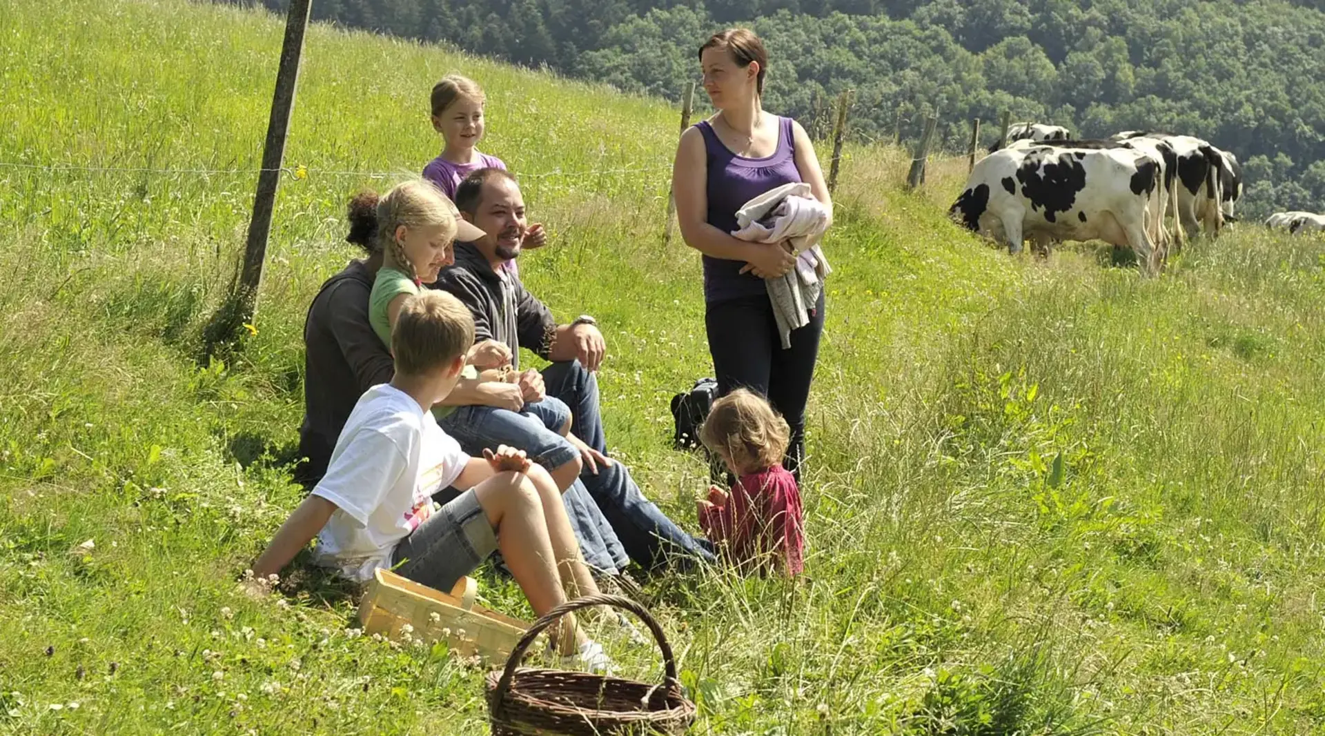 Kleine Wanderpause - © Landsichten.de, Susanne Mölle in den Familienferien in Baden-Württemberg eine Wanderpause machen und die Aussicht genießen