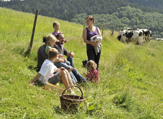 in den Familienferien in Baden-Württemberg eine Wanderpause machen und die Aussicht genießen