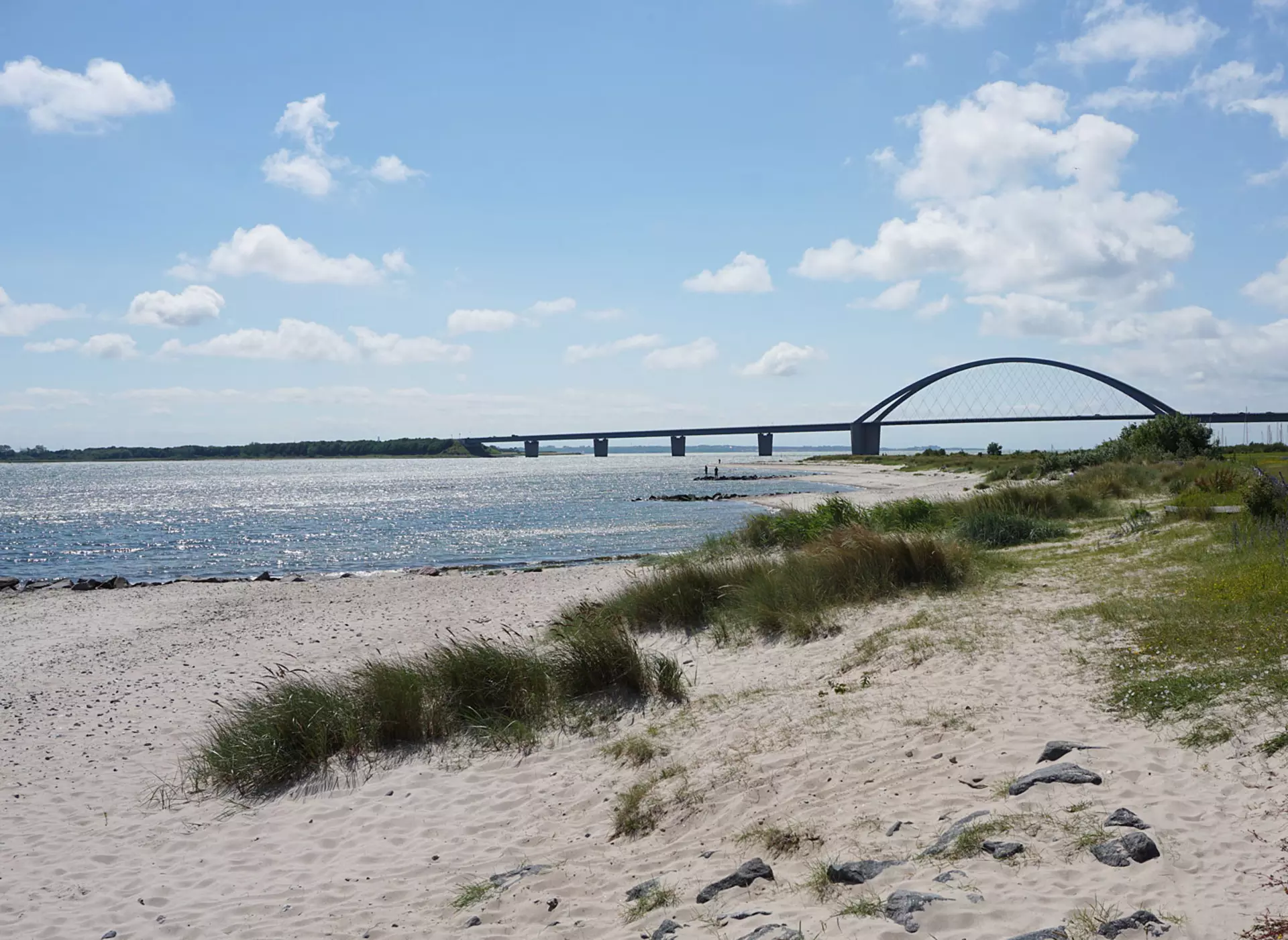 Die Fehmarnsundbrücke verbindet die Insel Fehmarn in der Ostsee mit dem Festland bei Großenbrode.