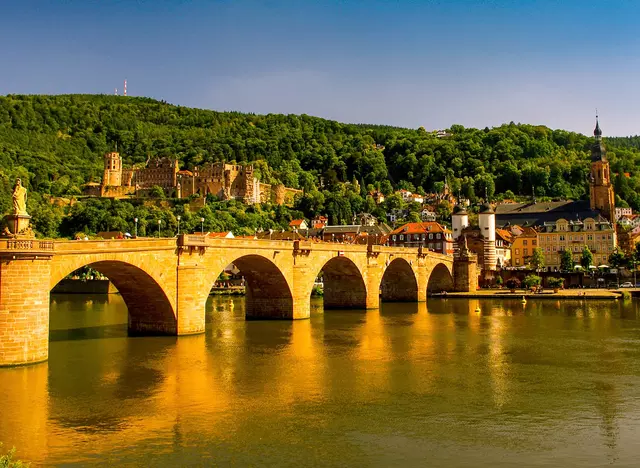 im Urlaub im Odenwald Heidelberg besuchen und über die Alte Brücke in die Altstadt spazieren