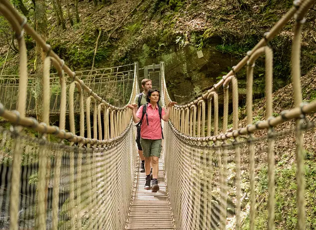 im Urlaub auf dem Bauernhof in der Eifel laufen Sie bBei einer Wanderung auf dem Eifelsteig im Butzerbachtal über zwei Hängeseilbrücken