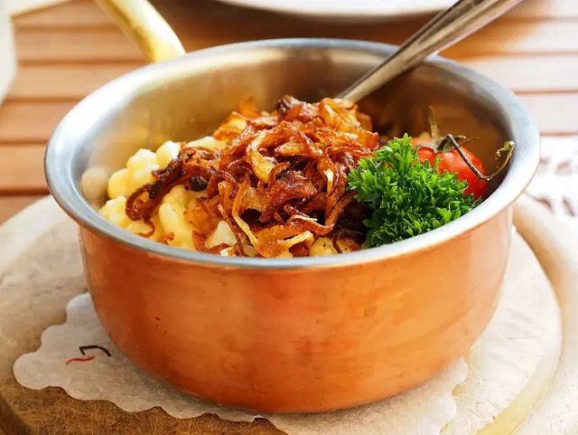 Allgäuer Käsespätzle im Urlaub auf dem Bauernhof im Allgäu genießen